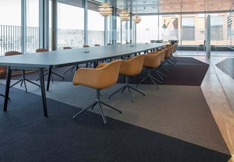 løst tæppe i filt på kontor